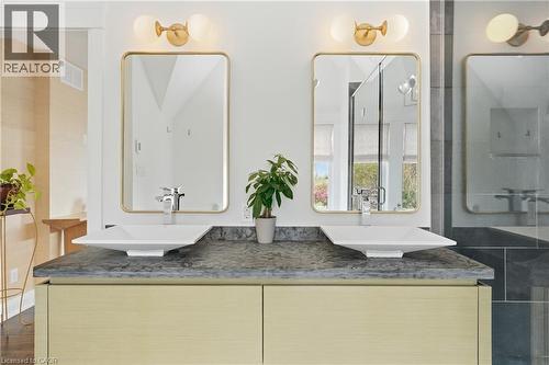 735 George Street, Burlington, ON - Indoor Photo Showing Bathroom