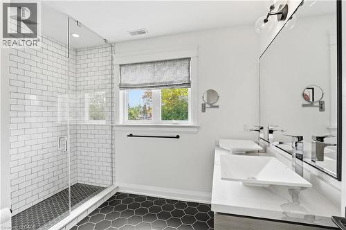 735 George Street, Burlington, ON - Indoor Photo Showing Bathroom