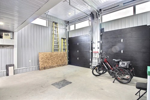 Garage - 30 Rue Élizabeth, Saint-André-D'Argenteuil, QC - Indoor Photo Showing Garage