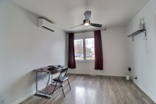 Salon - 35 Av. Dallaire, Rouyn-Noranda, QC - Indoor