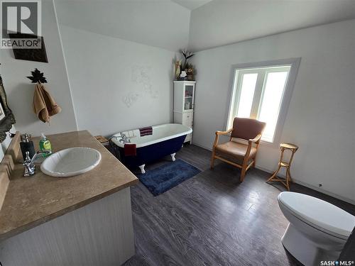 41 7Th Avenue Ne, Swift Current, SK - Indoor Photo Showing Bathroom