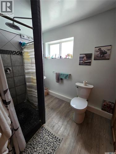 41 7Th Avenue Ne, Swift Current, SK - Indoor Photo Showing Bathroom