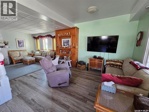 41 7Th Avenue Ne, Swift Current, SK - Indoor Photo Showing Living Room