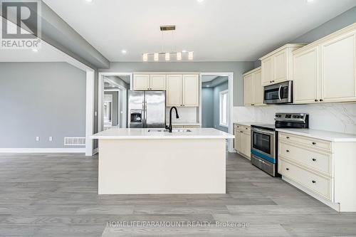 121 Highmark Drive, Vaughan, ON - Indoor Photo Showing Kitchen With Upgraded Kitchen