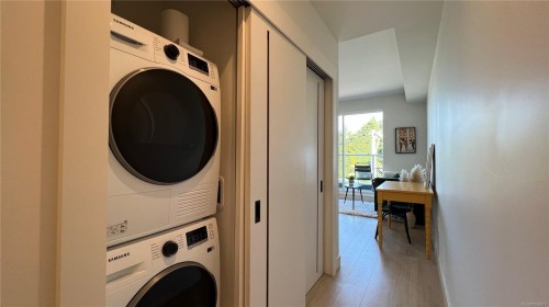#404-1301 Hillside Ave, Victoria, BC - Indoor Photo Showing Laundry Room