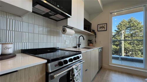 #404-1301 Hillside Ave, Victoria, BC - Indoor Photo Showing Kitchen