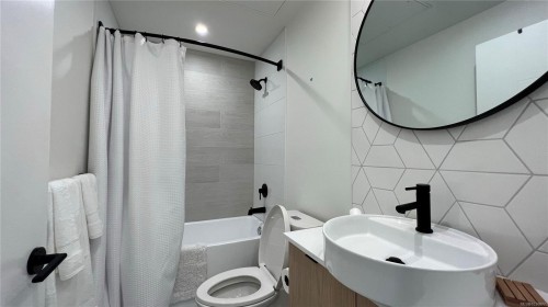 #404-1301 Hillside Ave, Victoria, BC - Indoor Photo Showing Bathroom
