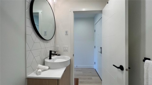 #404-1301 Hillside Ave, Victoria, BC - Indoor Photo Showing Bathroom
