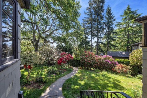 3580 Doncaster Dr, Saanich, BC 