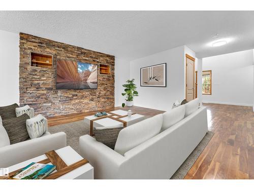 10621 175A Av Nw, Edmonton, AB - Indoor Photo Showing Living Room