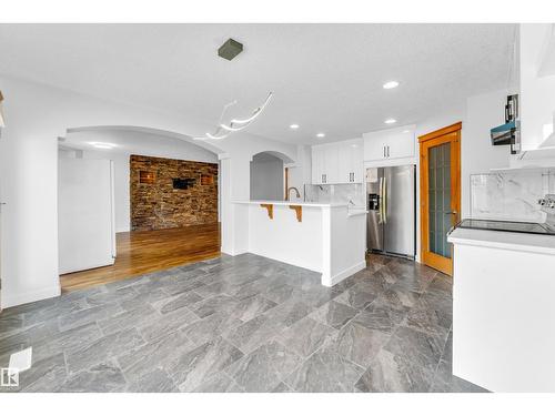 10621 175A Av Nw, Edmonton, AB - Indoor Photo Showing Kitchen