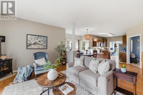 89 Andrews Drive, Mapleton, ON - Indoor Photo Showing Living Room