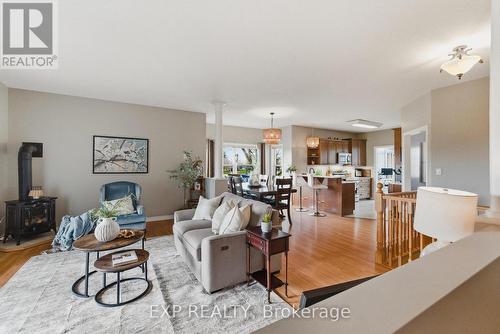 89 Andrews Drive, Mapleton, ON - Indoor Photo Showing Living Room