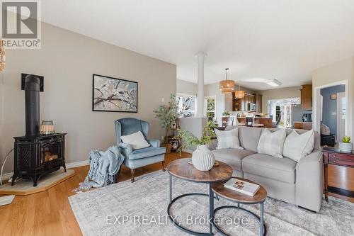 89 Andrews Drive, Mapleton, ON - Indoor Photo Showing Living Room