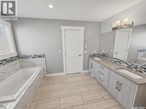637 Douglas Drive, Swift Current, SK - Indoor Photo Showing Bathroom