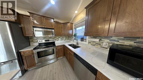 415 Coad Manor, Saskatoon, SK - Indoor Photo Showing Kitchen With Double Sink With Upgraded Kitchen