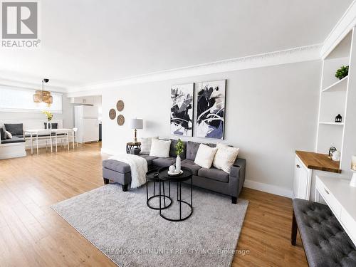 386 Whitney Avenue, Hamilton, ON - Indoor Photo Showing Living Room
