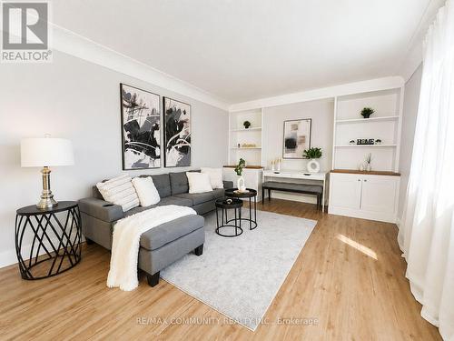 386 Whitney Avenue, Hamilton, ON - Indoor Photo Showing Living Room