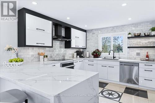 8 Marchwood Crescent, Richmond Hill, ON - Indoor Photo Showing Kitchen With Upgraded Kitchen