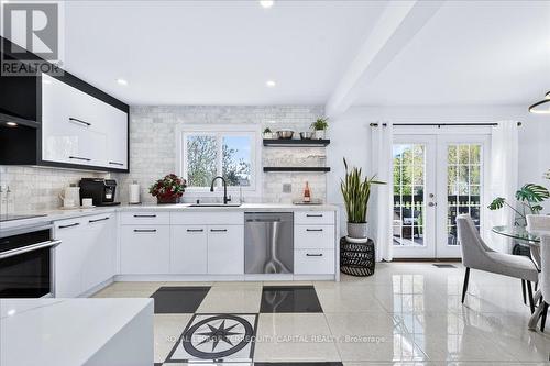 8 Marchwood Crescent, Richmond Hill, ON - Indoor Photo Showing Kitchen