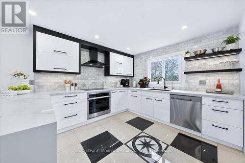8 Marchwood Crescent, Richmond Hill, ON - Indoor Photo Showing Kitchen With Upgraded Kitchen