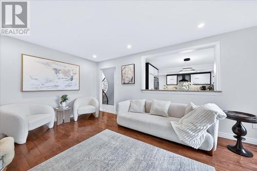 8 Marchwood Crescent, Richmond Hill, ON - Indoor Photo Showing Living Room