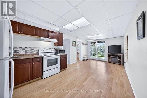 8 Marchwood Crescent, Richmond Hill, ON - Indoor Photo Showing Kitchen