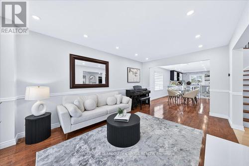 8 Marchwood Crescent, Richmond Hill, ON - Indoor Photo Showing Living Room