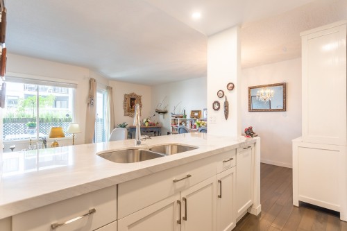 Autre - 806-3470 Rue Simpson, Montréal (Ville-Marie), QC - Indoor Photo Showing Kitchen With Double Sink