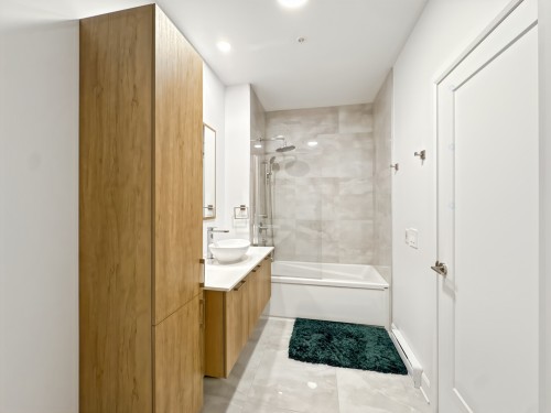 Bathroom - 702-125 Rue Des Marronniers, Candiac, QC - Indoor Photo Showing Bathroom