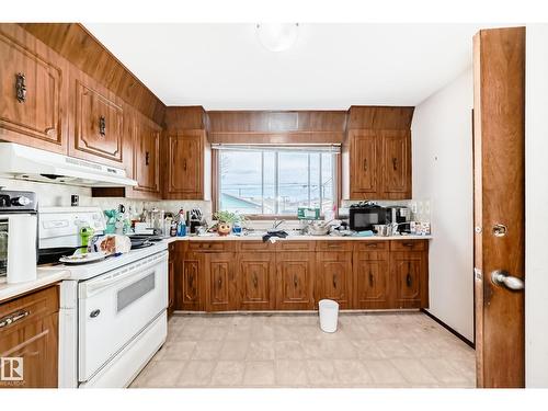 12825 102 St Nw, Edmonton, AB - Indoor Photo Showing Kitchen