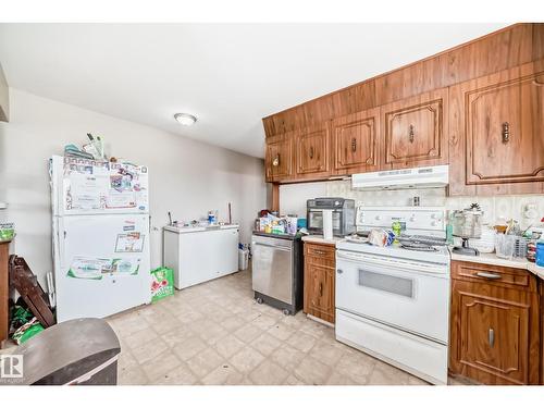 12825 102 St Nw, Edmonton, AB - Indoor Photo Showing Kitchen
