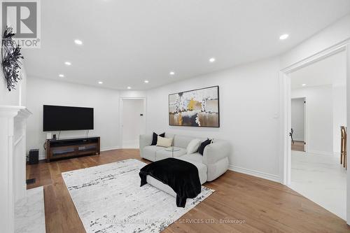 2531 Morrison Avenue, Mississauga, ON - Indoor Photo Showing Living Room