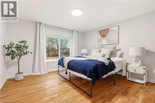 694 Mullin Way, Burlington, ON - Indoor Photo Showing Bedroom