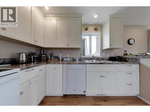 318 8Th Avenue, Creston, BC - Indoor Photo Showing Kitchen With Double Sink