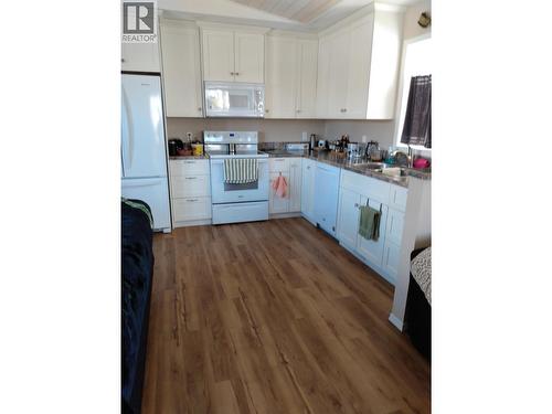 318 8Th Avenue, Creston, BC - Indoor Photo Showing Kitchen