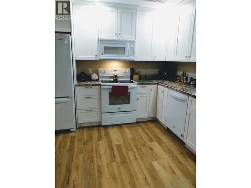 318 8Th Avenue, Creston, BC - Indoor Photo Showing Kitchen