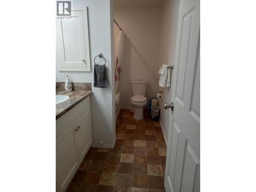 318 8Th Avenue, Creston, BC - Indoor Photo Showing Bathroom