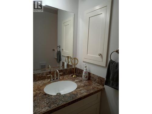 318 8Th Avenue, Creston, BC - Indoor Photo Showing Bathroom