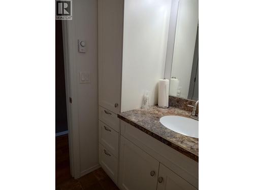 318 8Th Avenue, Creston, BC - Indoor Photo Showing Bathroom
