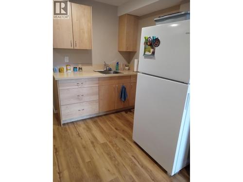 318 8Th Avenue, Creston, BC - Indoor Photo Showing Kitchen