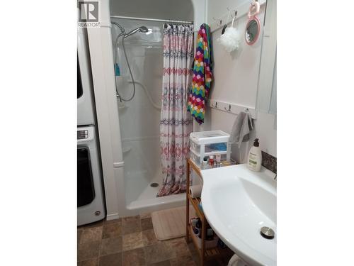318 8Th Avenue, Creston, BC - Indoor Photo Showing Bathroom