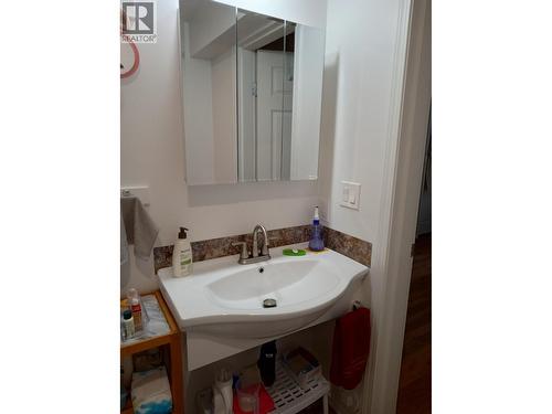 318 8Th Avenue, Creston, BC - Indoor Photo Showing Bathroom