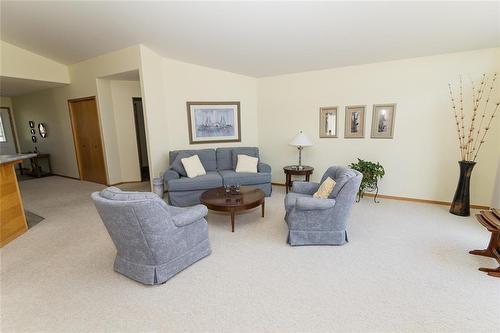 48 30 Bradford Road, Carman, MB - Indoor Photo Showing Living Room