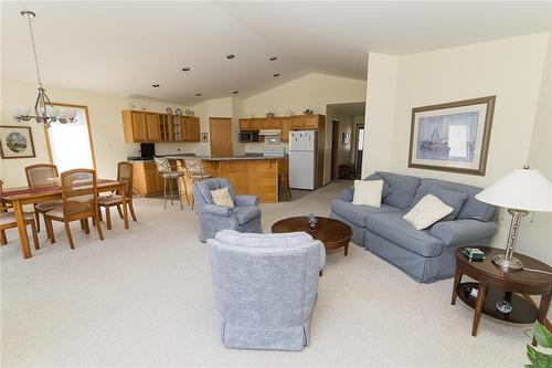 48 30 Bradford Road, Carman, MB - Indoor Photo Showing Living Room