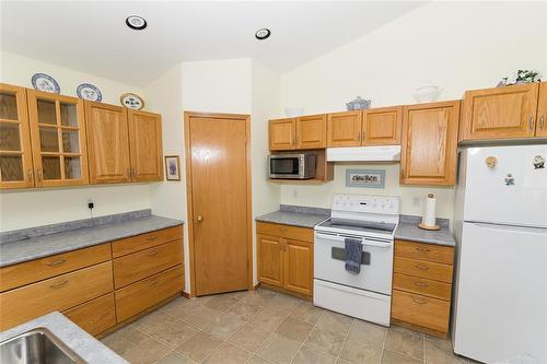 48 30 Bradford Road, Carman, MB - Indoor Photo Showing Kitchen