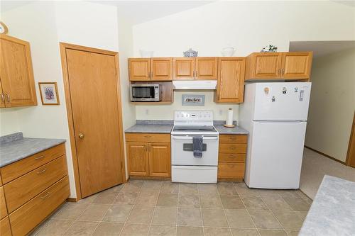 48 30 Bradford Road, Carman, MB - Indoor Photo Showing Kitchen