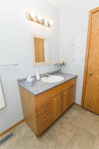 48 30 Bradford Road, Carman, MB - Indoor Photo Showing Bathroom