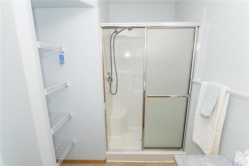 48 30 Bradford Road, Carman, MB - Indoor Photo Showing Bathroom