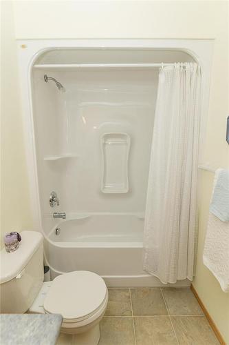 48 30 Bradford Road, Carman, MB - Indoor Photo Showing Bathroom